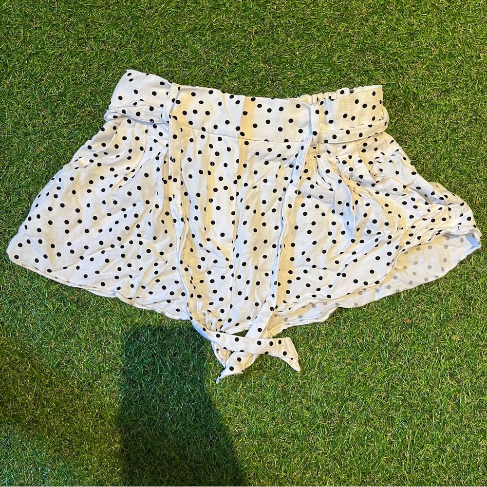 Talula size 00 flowy white and black polka dot short shorts